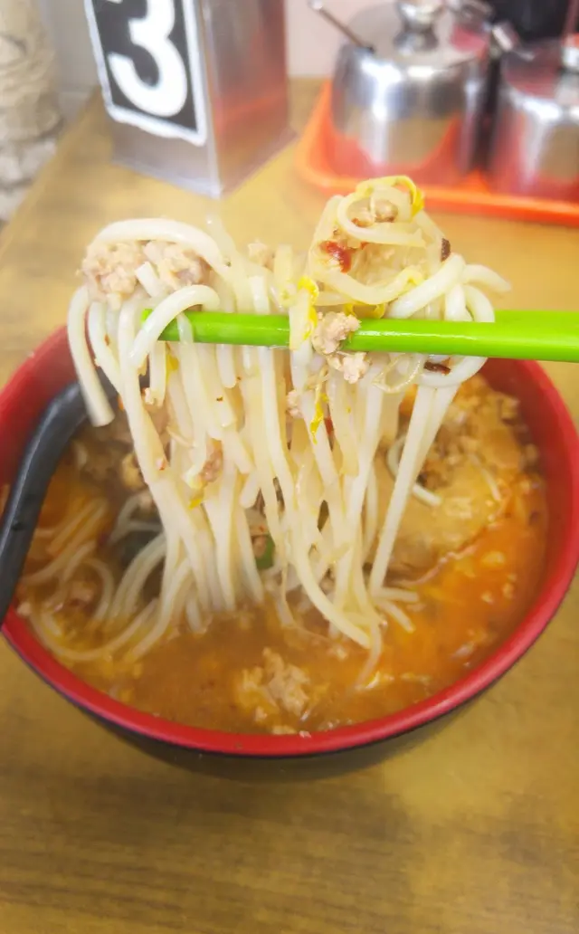 米線質感未是腍軟糊爛, 彈性中規中矩, 但每口也能夾雜點肉碎