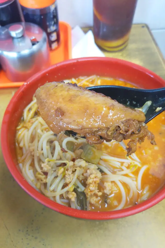 $11只有2隻雞翼相對下較為昂貴, 鹵水鹵得入味, 雞翼肥大肉厚, 算是值回票價