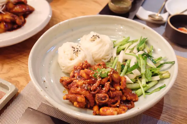 辣炒八爪魚配冷素麵及水芹菜