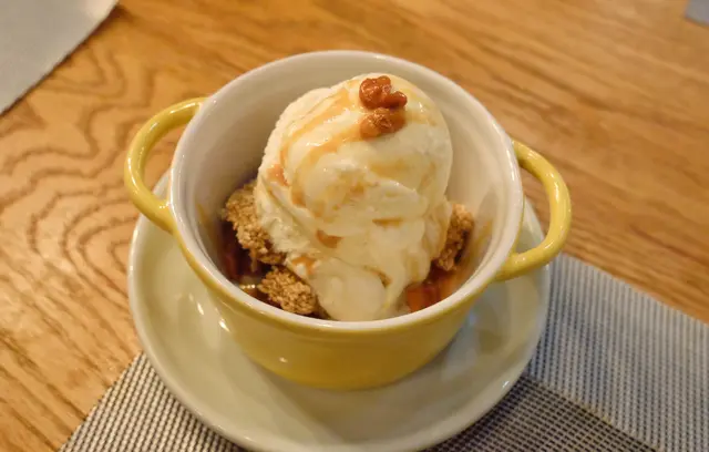 自家製雲呢嗱雪糕伴甜合桃及黑白芝麻脆片