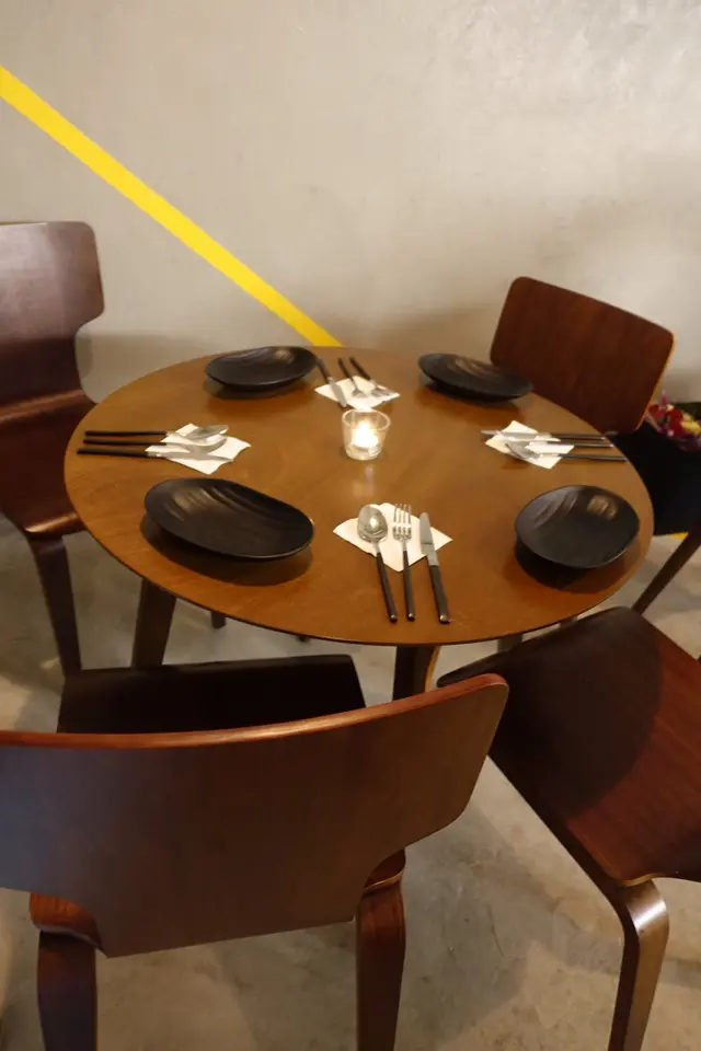 店員安排一張小圓枱給我們！