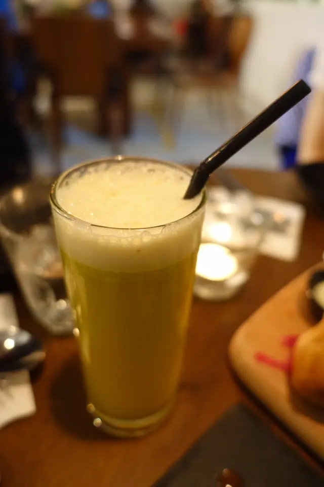 以菠蘿、蘋果、青瓜打製而成，滿載天然果酸及香甜，清新健康！