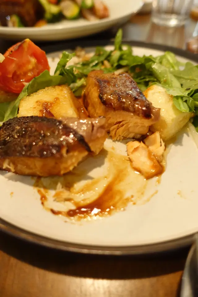 以味噌烹調的三文魚，提升鹹鮮味，食落也不會覺得嚡口！