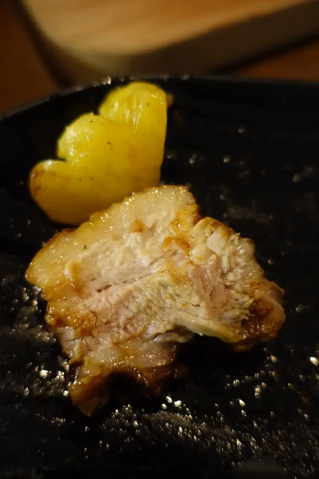 燜豬腩脂肪與瘦肉相間，甘香豐腴肉質鬆化！