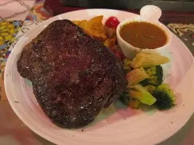 (圖1+2) : 石頭牛扒加血淋淋生牛肉鐵板燒