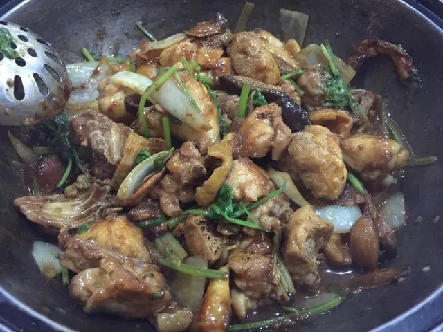 送到過嚟熱辣辣，真係好正！！ 雖然我哋冇叫到辣，但係呢個汁已經好惹味，有好多雞同豆卜，啱晒我哋，食唔停口，推介！！