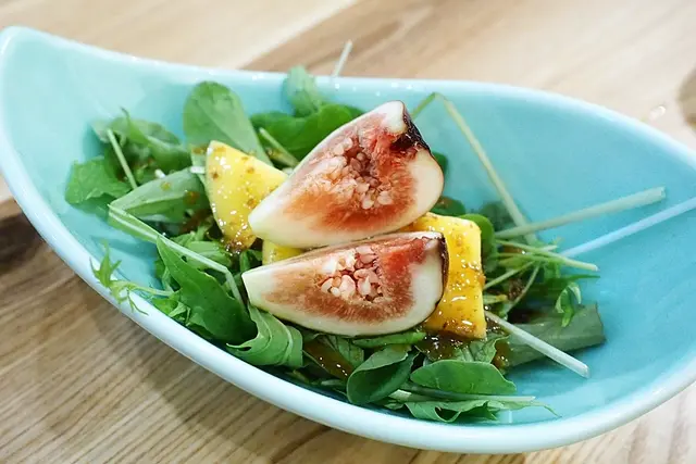 新鮮無花果的芒果水菜沙律