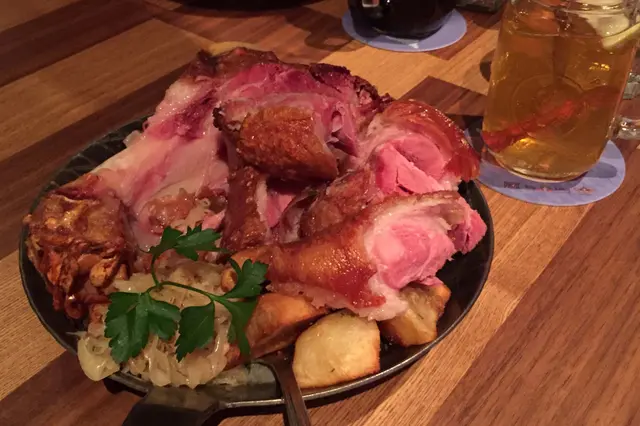 德國脆皮燒豬肘配酸椰菜及薯仔