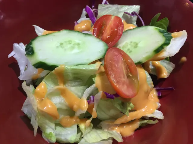 沙律裡有青瓜、車厘茄、椰菜和紫椰菜等,配上酸甜的千島沙律醬,爽脆清甜而且令人開胃。😌