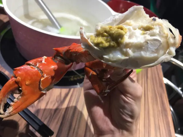 涮熟後啖啖肉,絕對唔係水蟹。
而且蟹肉鮮甜嫩滑,正!👍🏻