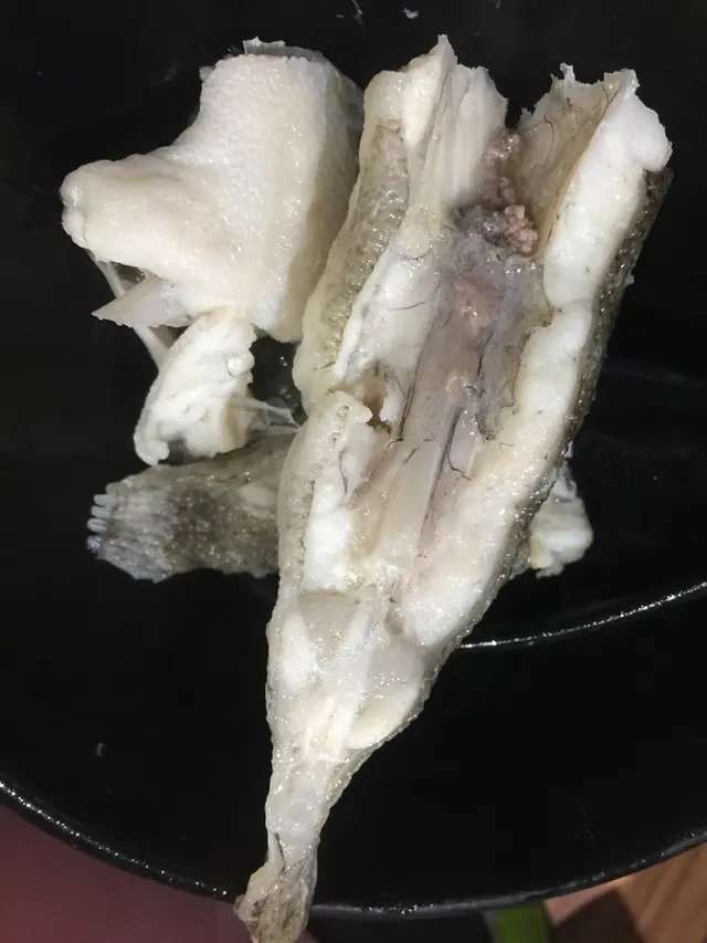 魚肉肉質十分嫩滑,但對個人來說骨比較多,
但由於魚很新鮮,所以沒有很重的魚腥味,還滲透着淡淡的魚香!😌