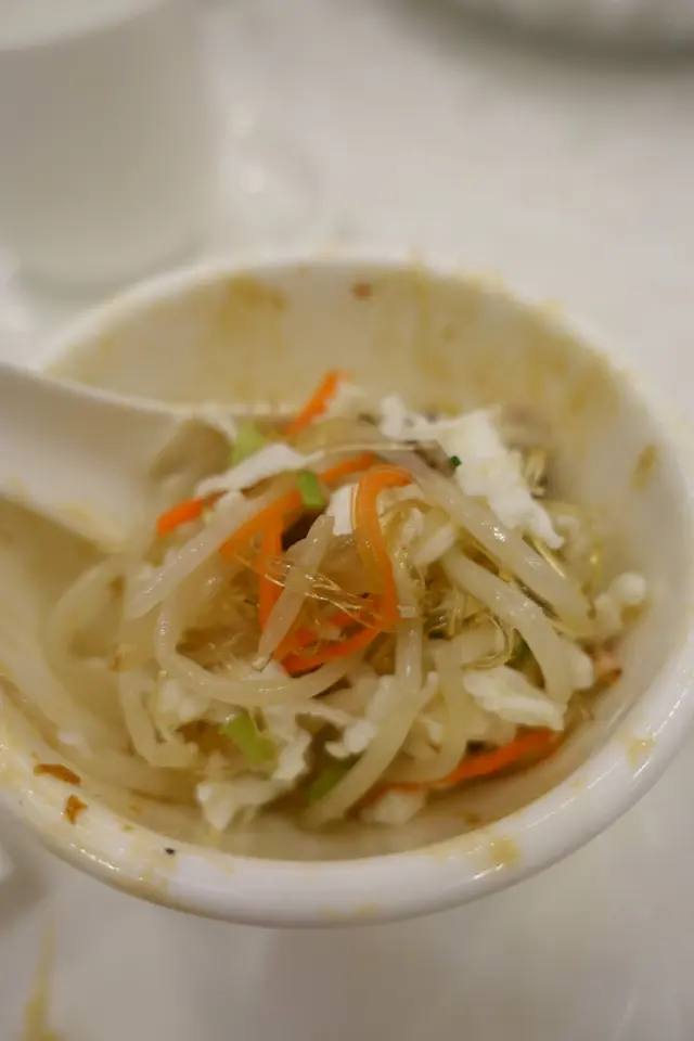 清爽的芽菜，軟滑的蛋白，素翅彈牙可口，其中與火腿看起來沒有分別的素火腿，口味最為突出！