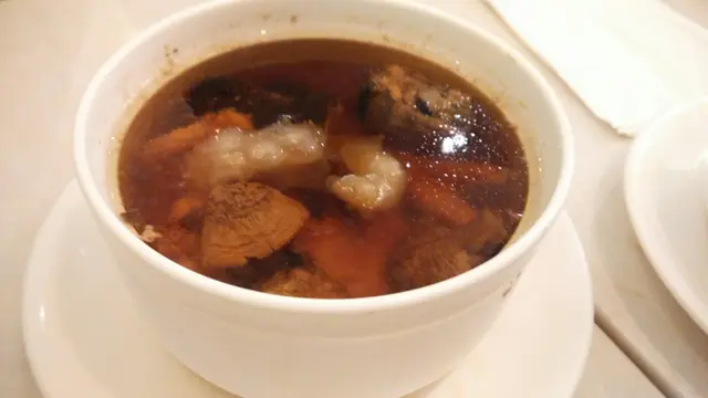 花膠姫松茸燉烏雞