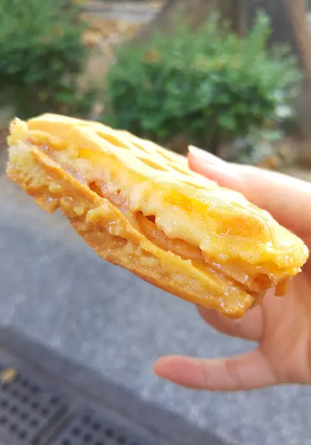 格仔餅的醬料可選擇: 牛油、 花生醬、煉奶和砂糖