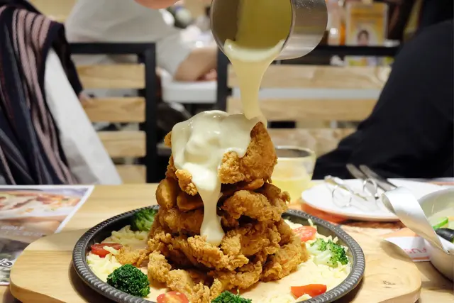 我覺得會比爆分嘅玫瑰芝士女神雞 炸得好脆不會有萬味 芝士好足夠之外底下嘅醬汁都好好味 但佢冇講到係咩汁 我都食5出係咩 但就真係好食 仲要俾我係食唔停因為醬同容咗嘅芝士都好好食