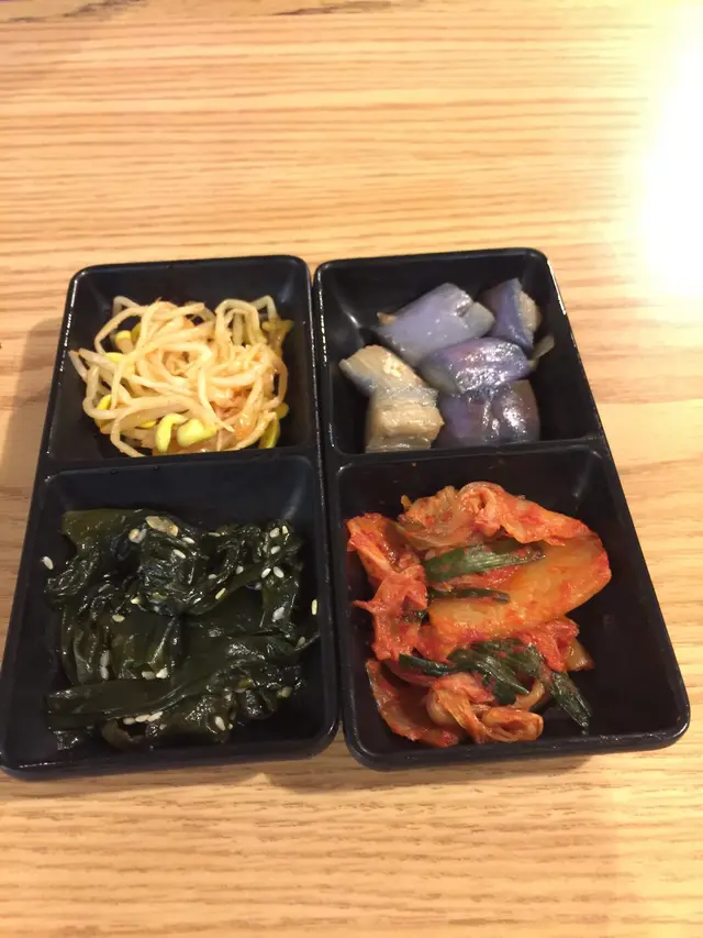 彈牙的芽菜，軟彈煙韌的茄子，十分辣的泡菜，稠密緻滑的紫菜