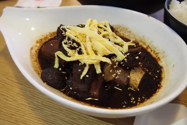 招牌炆牛肋骨配飯