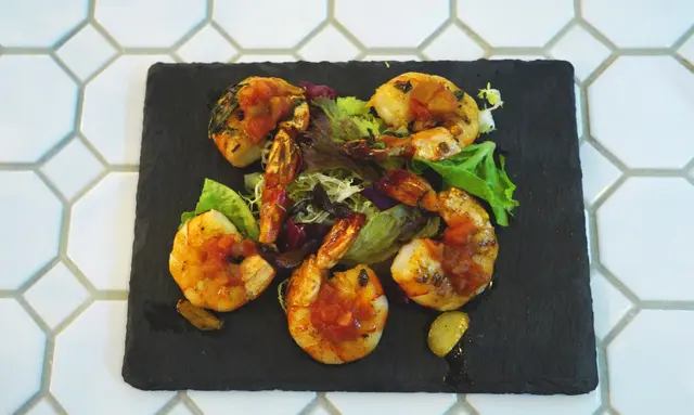 香蒜大蝦配蕃茄莎莎醬