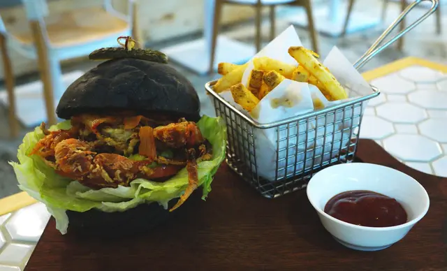 軟殼蟹泡菜竹炭漢堡配薯條