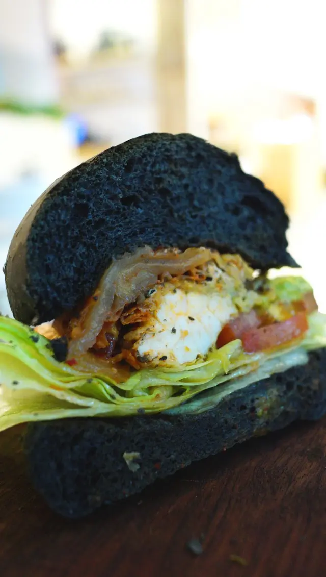 軟殼蟹泡菜竹炭漢堡配薯條