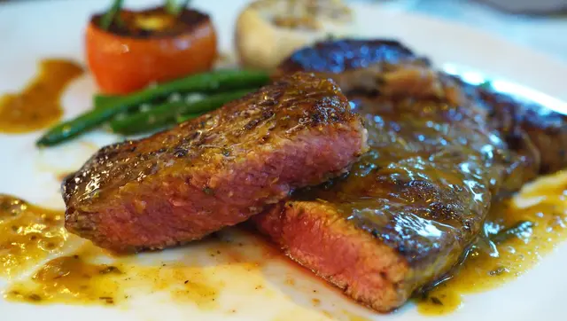 烤美國安格斯牛肉眼扒配迷迭香汁