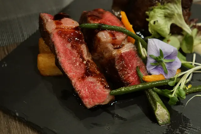 牛肉眼輕輕香煎過,粉嫩的肉眼上有着大理石脂肪紋理