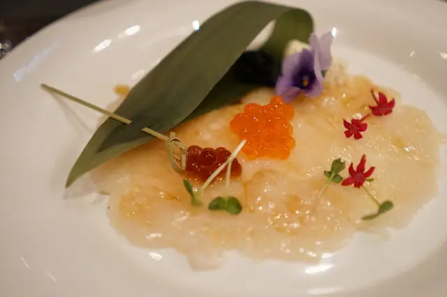 帶子薄片上的雙色魚籽是神來之筆,深色魚籽是用分子料理造成的仿魚子