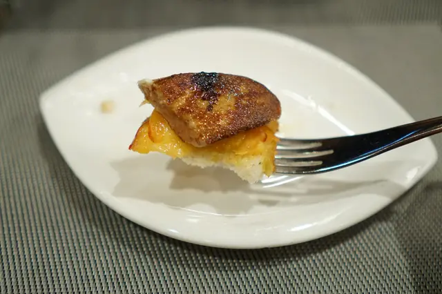 香煎法國厚切鵝肝配上烘烤多士,表層的脆感和柔滑的油香令人滿意