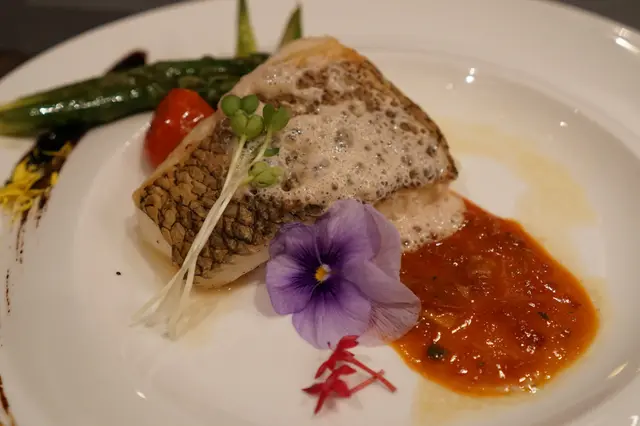 香煎牙魚肉是意想不到的滑嫩,清脆的魚皮下充滿膠質,食味銀鱈魚十分相像