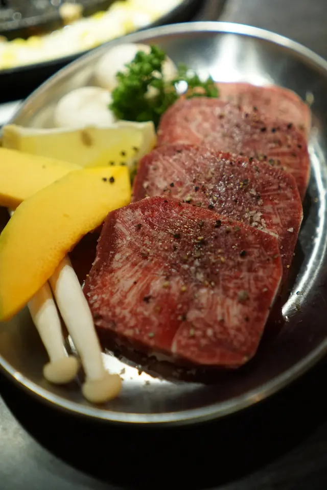 牛舌切成厚身的圓片,色澤深紅。