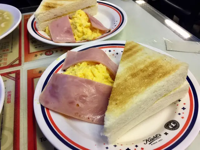 火腿炒蛋、牛油多士