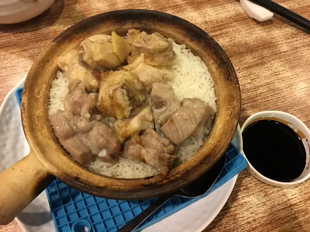 肉排滑雞煲仔飯