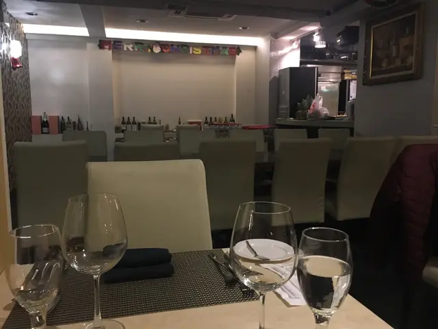 枱不是密麻麻，頗舒服，只是樓底較矮，容易聽到旁邊客人的說話