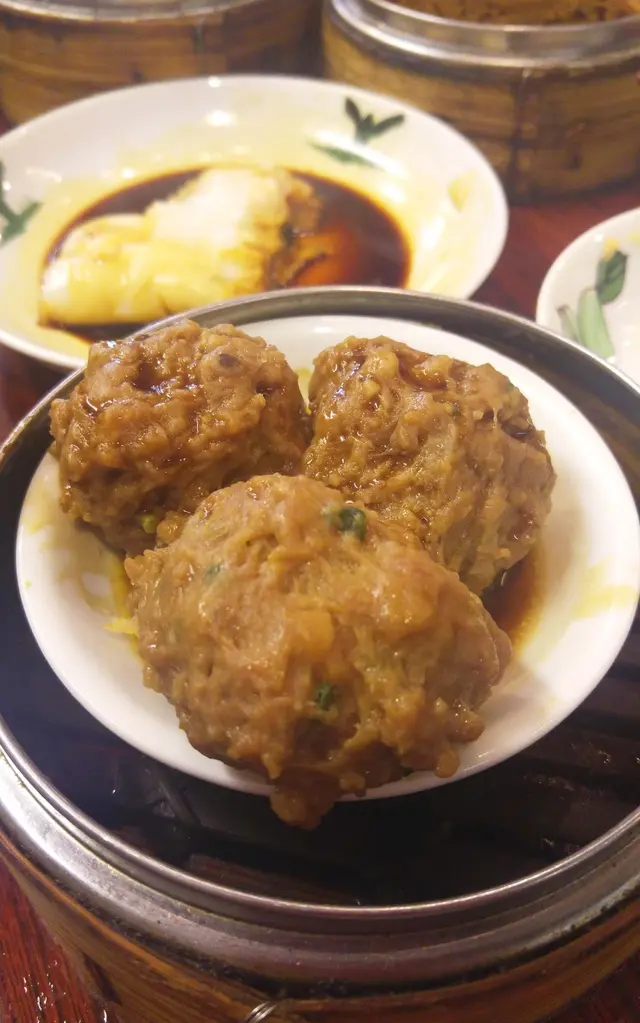 一籠3粒的牛肉球, 碩大的身形把蒸籠填滿