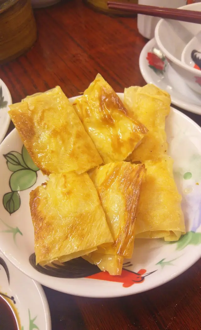 煎得帶微微焦燶的腐皮卷, 比平常的多了點“色水”