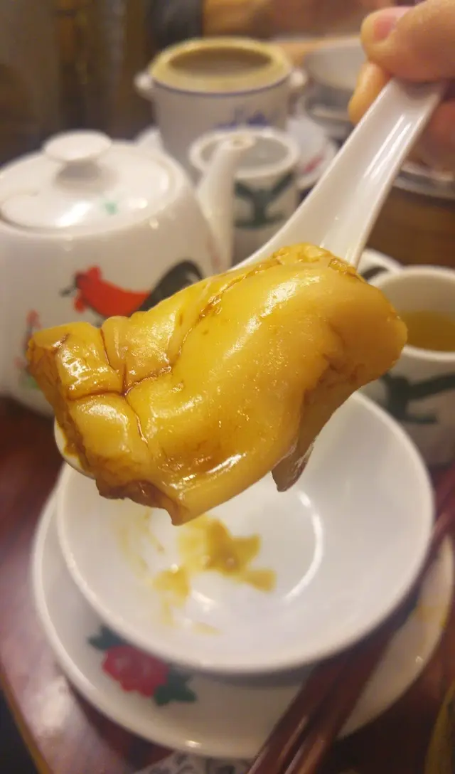 腸粉皮稱得上是厚身, 不過肥嘟嘟的入口滑溜