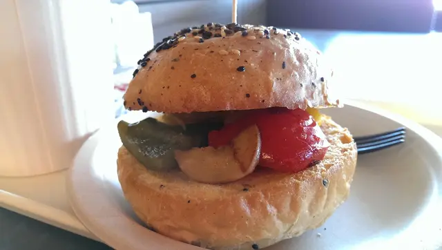 香草醬雞菌配甜椒芝士素食多穀物漢堡