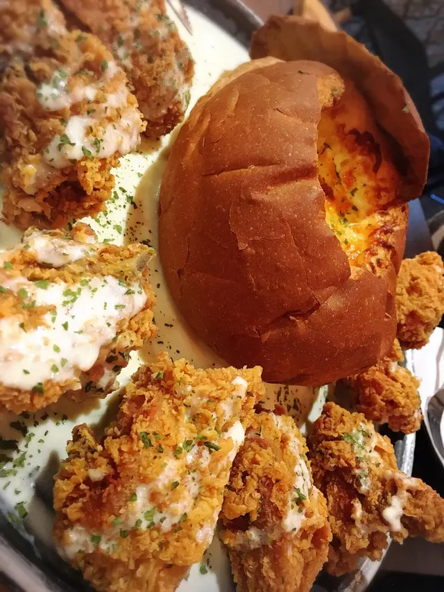 農夫包內外都充滿芝士 炸雞香口 可惜芝士味比較淡。