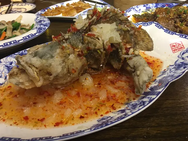 用桂花魚加柚子汁做成。魚有魚味，汁有汁味，分開食。可以不試!