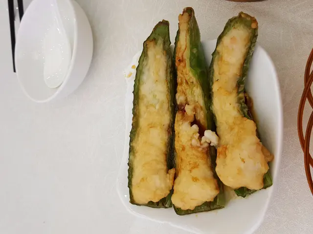 煎釀辣椒, 老公鍾意食. 所以叫咗碟.  又ok 喔. 呢間改咗用蝦膠去釀. 唔會好以其它酒樓咁用魚用淋 bet bet. 
