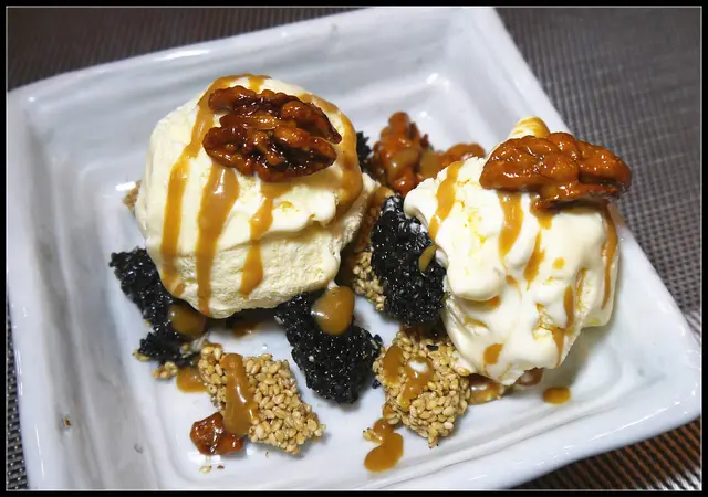 雲呢拿雪糕伴合桃糖