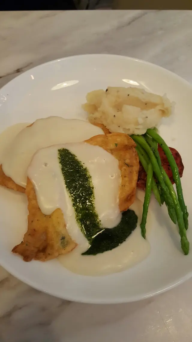 香煎魚柳配露笋,薯蓉,忌廉汁