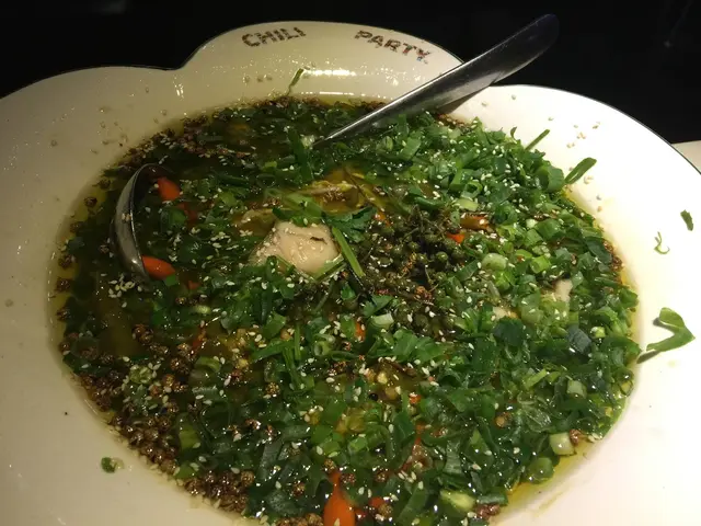 除了有大大片魚肉外，還有不少蔥、大豆芽菜和滑嘟嘟的魔芋等，份量都算足料！