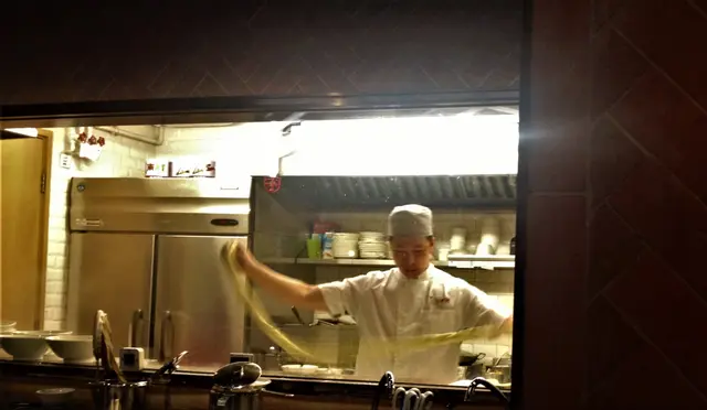 有大玻璃在拉麵師傅前, 讓師傅在食客面前做拉麵!