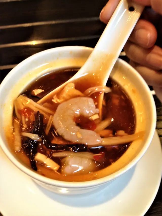 一客$39, 一個傳統在上海菜館必會食的一度菜. 比一般的酸辣湯的用料有些不同,如有蝦, 金菇.(第二次到上海姥姥用膳, 2017/1/25)