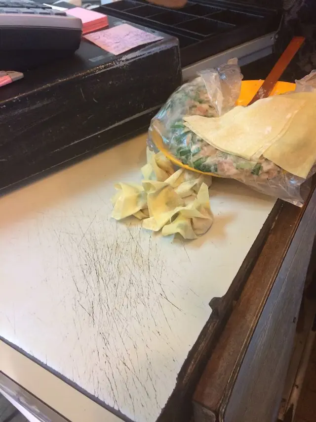 俾錢時見到呢幕, 心諗好彩無叫... 但跟住又諗雲吞都可以咁, 咁我杯奶茶同蛋治可以乾淨得去邊? :/