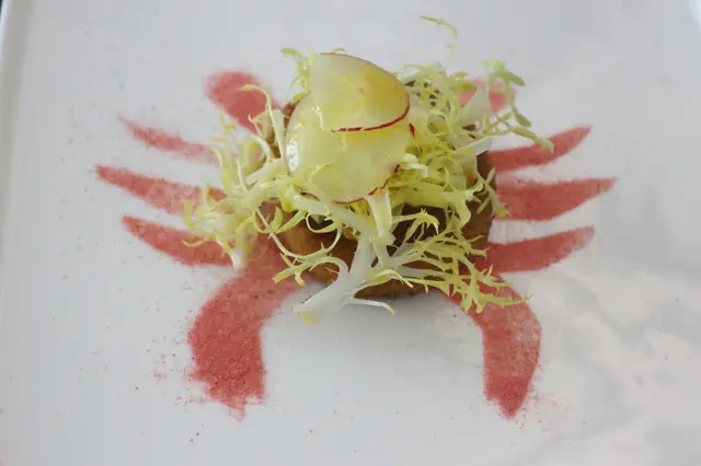 意式蟹餅配櫻花蝦粉 (Traditional Crab Cake with Sakura Prawn Powder)