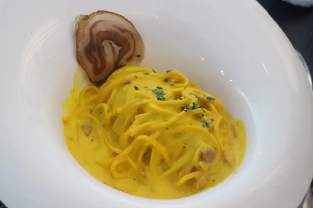 傳統手造卡邦尼意粉幼麵及自家風乾火腿 (Traditional Carbonara with Crispy Homemade Pancetta)