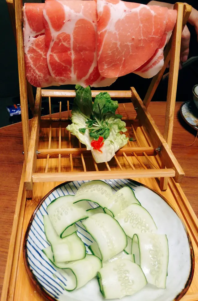 日本松板黑豚肉配小黃瓜