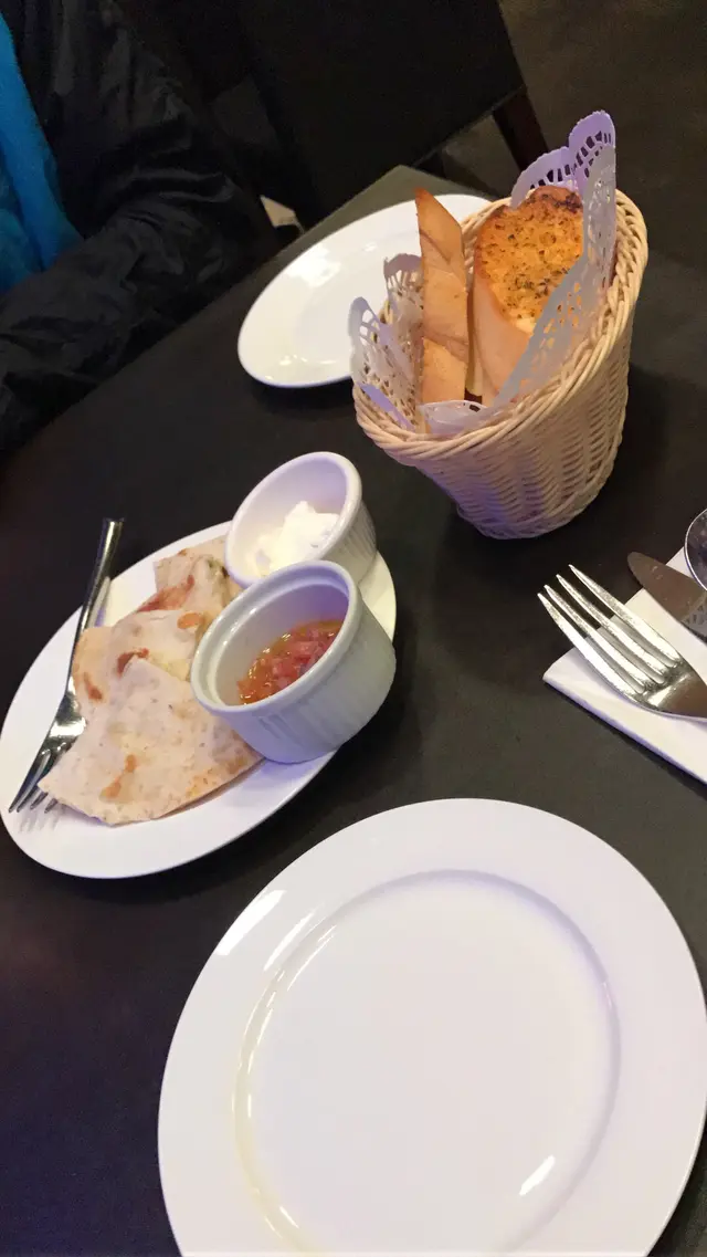 蒜蓉包 ,芝士雞肉夾餅